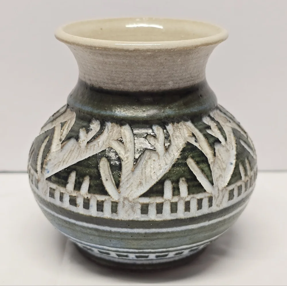 John Maccassey Stoneware Pottery New Zealand Cut Carved Green And Cream Vase - Picture 8 of 8